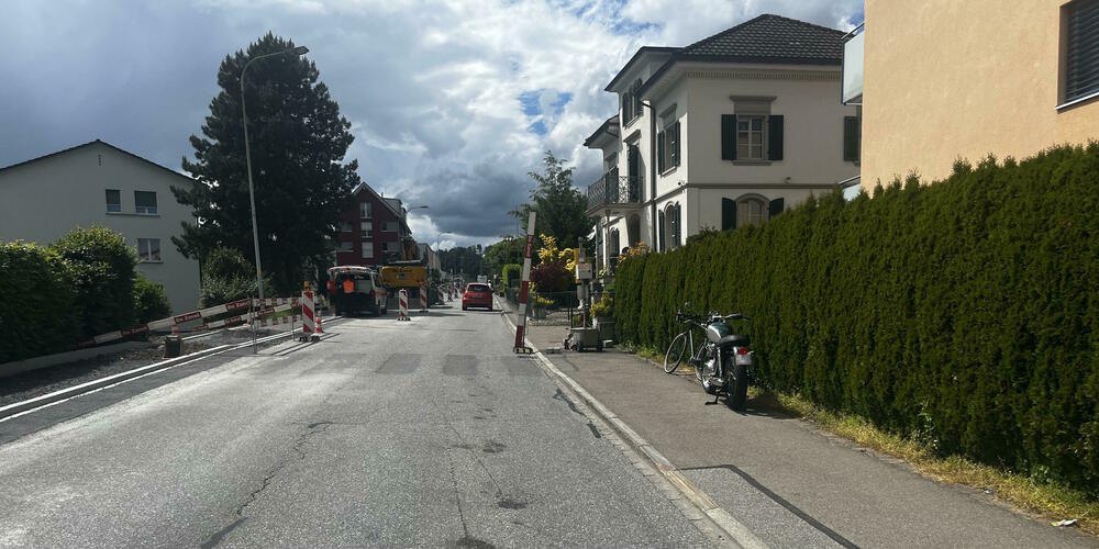 Das Anfahren nach einem Halt beim Lichtsignal brachte die Motorradfahrerin in die Bredouille.