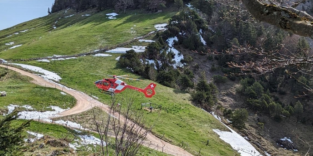 Da das gute Wetter über Pfingsten viele Menschen nach draussen zog, war die Rega entsprechend oft nach Freizeitunfällen gefragt. (Symbolbild)