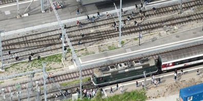 50 bis 60 teils vermummte Fussballfans stürmten in Wil aus einem wartenden Zug auf die Perrons, um dort wartende andere Fussballfans anzugreifen.