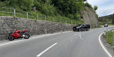 Der Fahrer verlor in einer Rechtskurve die Kontrolle und stürzte schwer.