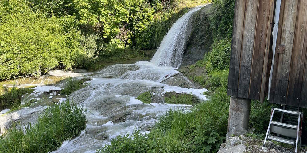 Der Brübach schäumt zurzeit stark. Warum, ist unklar?