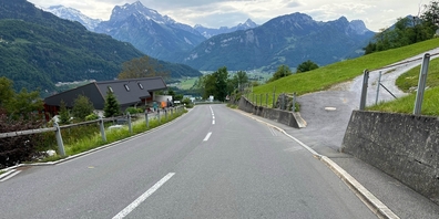 Beim Selbstunfall erschrak eine E-Bikefahrerin wegen eines Autos vor ihr, musste bremsen, geriet an den Randstein und stürzte.