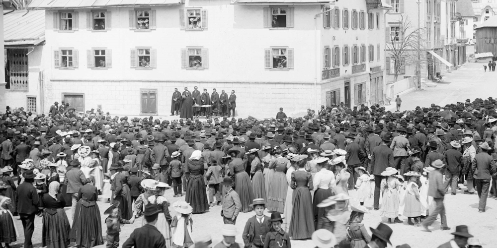 Landsgemeinde der Gruob in Ilanz, 1907.  Foto: Lienhard und Salzborn, Chur. Staatsarchiv Graubünden, FN IV 24/30 G 068 a.