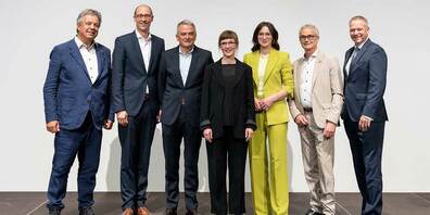 1_Gaeste: ibW-Präsident Jürg Michel, ibW-Fördervereinspräsident Martin Candinas (l.) und Direktor Stefan Eisenring (r.) mit den Gästen Joos Sutter, Verwaltungsratspräsident der Coop-Gruppe, Regierungsrätin Dr. Carmelia Maissen, Journalistin Oceana Galmarini und Standespräsident Franz Sepp Caluori (v.l.n.r.). 2_Galmarini_Sutter: Die Journalistin und ibW-Dozentin Oceana Galmarini führte erneut gekonnt durch ein persönliches Interview mit Joos Sutter, Verwaltungsratspräsident der Coop-Gruppe. 3_Übersicht: Rund 100 Mitglieder des ibW Fördervereins nahmen an der Generalversammlung bei. 4_Candinas: Martin Candinas wurde an der GV 2024 per Akklamation als Fördervereinspräsident bestätigt.