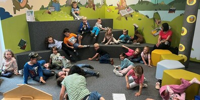 Marianne Wäspe brachte die Kinder mit ihrem animierenden Erzähltalent zum Staunen, Mitmachen und Lachen.