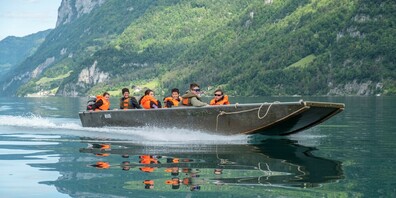 Volle Fahrt voraus: Die Pontoniere mit dem Motorboot auf dem Walensee.