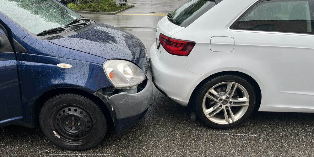 Fahrunfähig in ein Autoheck geknallt.