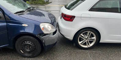 Fahrunfähig in ein Autoheck geknallt.