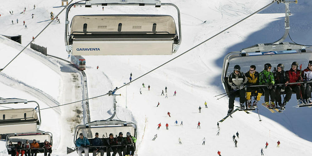 Reger Betrieb im Winter im Davoser Parsenn-Skigebiet. Die neue kantonale Tourismusstrategie soll die Branche stärker zu einem Ganzjahrestourismus führen. (Archivbild)