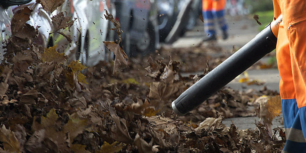 Der nervtötende Lärm von Laubbläsern wird in der Stadt Zürich künftig nur noch von Oktober bis Dezember zu hören sein. In «laubfreien» Monaten werden die Geräte verboten. (Archivbild)