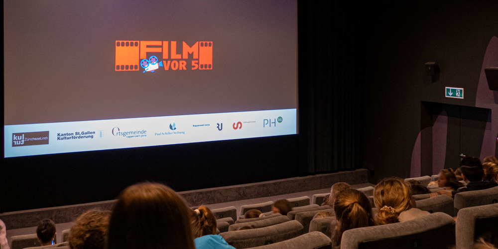 Gebannt warten die Schüler auf die Premiere ihrer eigenen Kurzfilme.