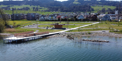 Der Park am See von Altendorf lädt zum Verweilen ein: Baden ist strikte verboten, Hunde müssen selbstverständlich an die Leine.