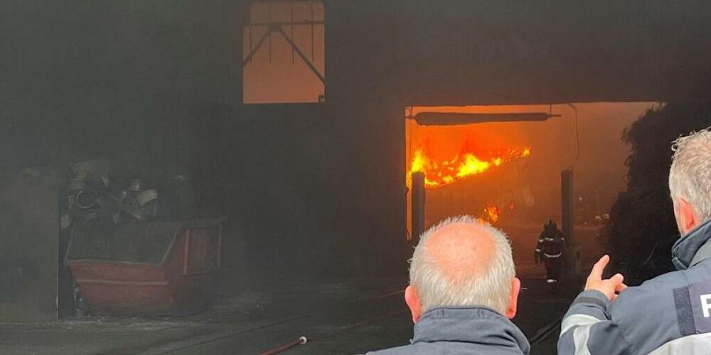 In einem Recycling-Betrieb in Regensdorf sind am Mittwoch Titanspäne in Brand geraten. Weil Titan nicht mit Wasser gelöscht werden kann, musste der Container ins Freie gezogen werden. Dort konnten die Späne unter Aufsicht abbrennen.