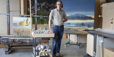 Umgeben von Schachteln: Jürg Daniel Matthys in seinem Atelier beim Vorbereiten seiner neusten Ausstellung.