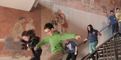 Seit 72 Jahren ist das Oberstufenschulhaus Schöntal in Betrieb. Seither begleitet auch das monumentale Wandbild von Albert Saner Schülerinnen und Schüler durch ihre Schulzeit. Es zeigt die Entwicklung der einstigen Bauerngemeinde zum Industriestandort.