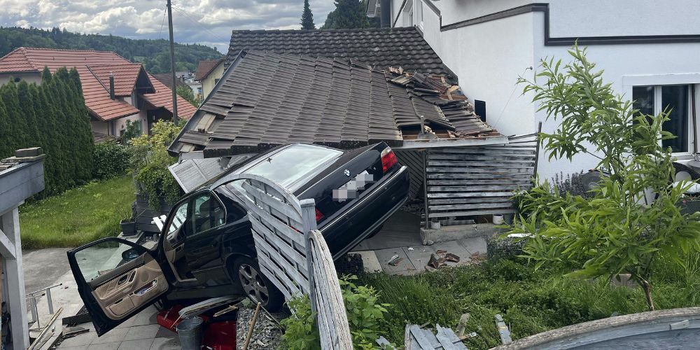 Das Auto eines 79-Jährigen durchbricht in den Garten und rammt ins Vordach.