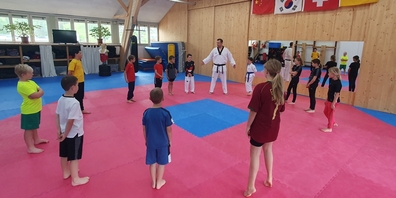 Selbstverteidigungs-Kurs mit Taekwondo-Feeling: Trainer Peer Steinkellner von der Kampfkunstschule Wattwil instruierte die Kinder.