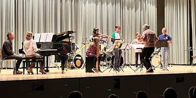 Am Frühlingskonzert 2024 der Musikschule Benken zeigten rund 100 Kinder auf einer Vielzahl von Instrumenten ihr Können.