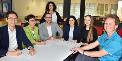 Der Vorstand des Vereins SchuWi Rheintal mit (von links) Präsident Claude Stadler, Judith Mark, Remo Stauffacher, Giovanna Ciardo, Ivana Skaro, Peter Vetsch sowie (stehend) Geschäftsführerin Letizia Wenger (auf dem Bild fehlt Peter Kobler)