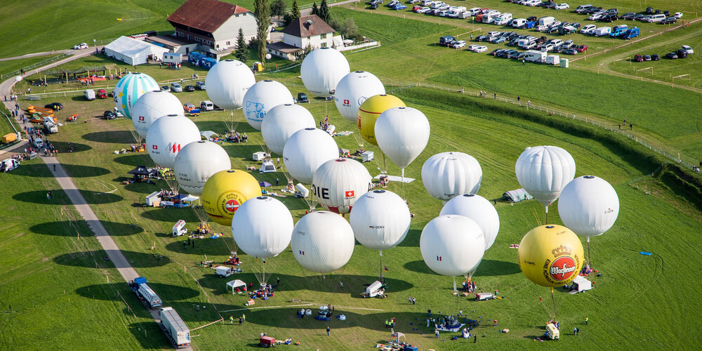 Gasballone auf dem Startplatz in Gruyère 2017. (Bild: zVg Gordon Bennett)