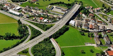 Das Siedlungsgebiet Hanfteil-Uznaberg ist laut Bund «nicht dicht überbaut»; beim Aabach-Gewässerraum gilt die Ausnahmeregel darum nicht. (Archivbild)