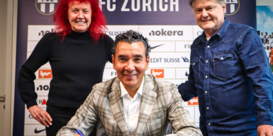 Der 59-jährige Niederländer Ricardo Moniz bei der Vertragsunterzeichnung.