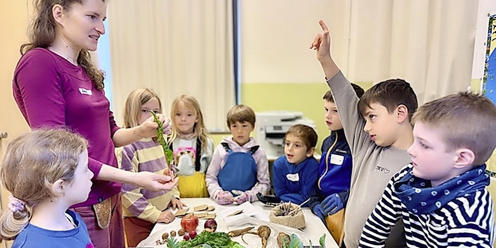 Letizia Rizzi, studierte Umweltingenieurin, ist für das Bildungsprogramm von Acker Schweiz verantwortlich. Sie leitet die Pflanztage mit viel Hingabe.