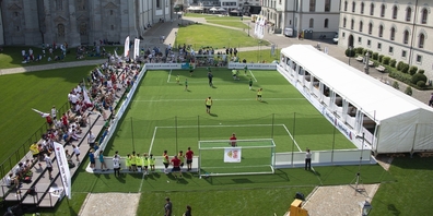 So ging es bei einer vergangenen Ausgabe des Walking-Football-Turniers auf dem Klosterplatz zu und her.