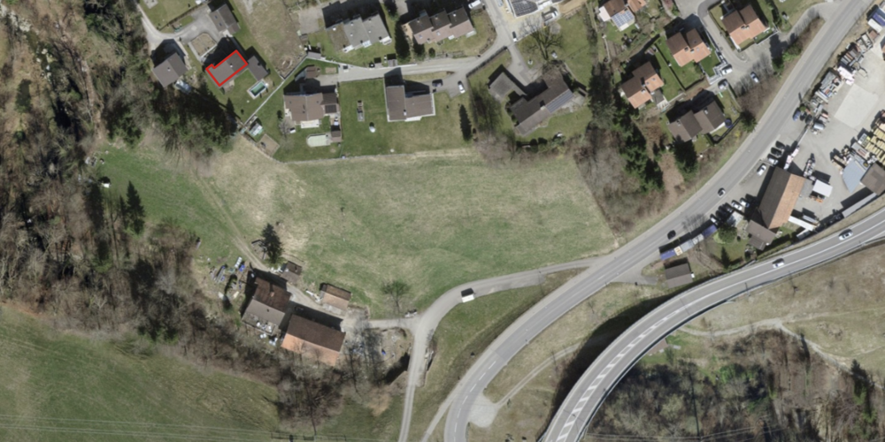 Die rot umrandete Liegenschaft, ein Nebengebäude sowie der Pool sollen einem Mehrfamilienhaus weichen.