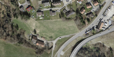 Die rot umrandete Liegenschaft, ein Nebengebäude sowie der Pool sollen einem Mehrfamilienhaus weichen.