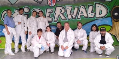 Stolz posieren die Mitarbeiter vor ihrem Kunstwerk.