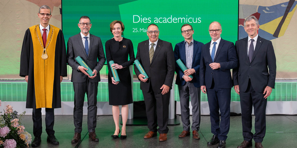 Von links: Rektor Manuel Ammann, Ehrensenatorin Franziska Tschudi Sauber, Ehrendoktoren Carlo Ranzoni, Helmut Krcmar und Ralph Koijen, Stefan Kölliker und Alt-Rektor Bernhard Ehrenzeller