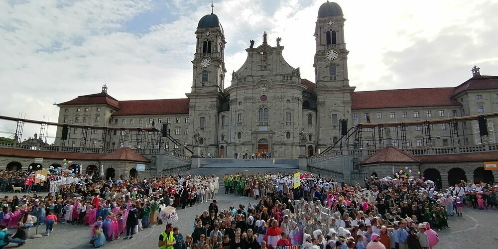 Über 1300 Kinder machen den Klosterplatz zu einem bunten Theaterspektakel.