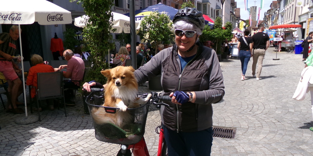 Diese Marktbesucherin kam mit Rad und Hund
