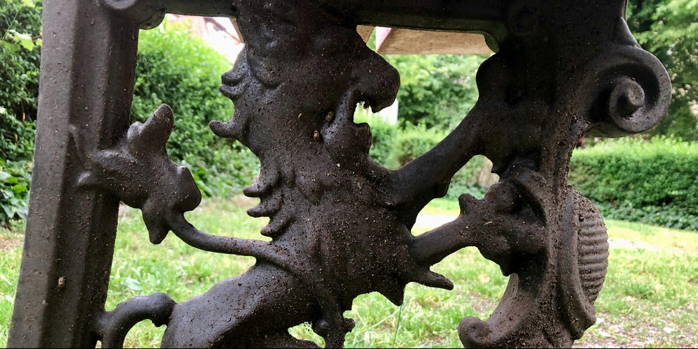 Dieser Löwe trägt eine Sitzbank in einem namenlosen Minipark im Kreis 6.