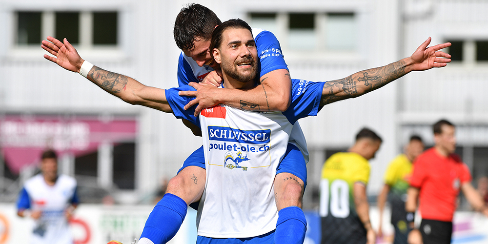 Caine Keller feiert zusammen mit Michael Bärtsch seinen Treffer zum 4:0.