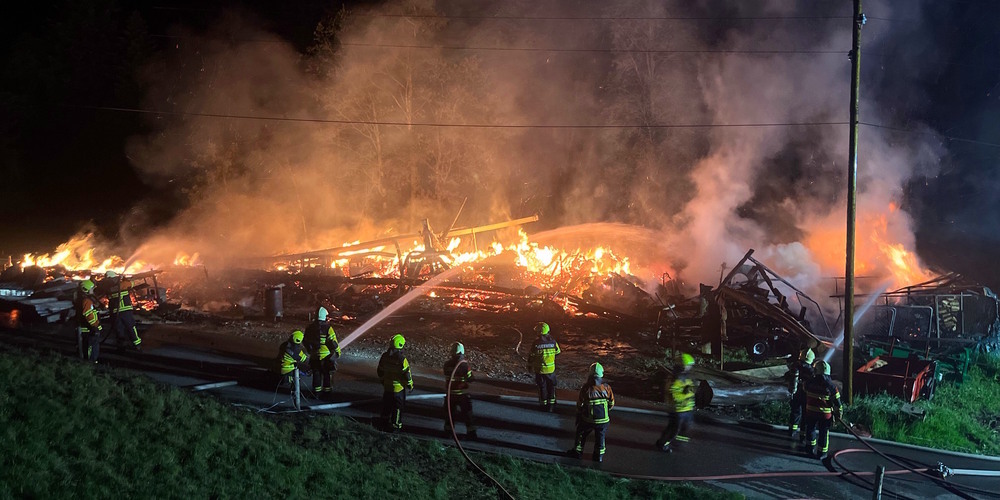 Die Feuerwehr löschte den Brand, die Scheune konnten sie jedoch nicht mehr retten.