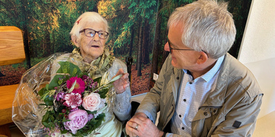 Die Jubilarin mit Gemeindepräsident Max Eugster