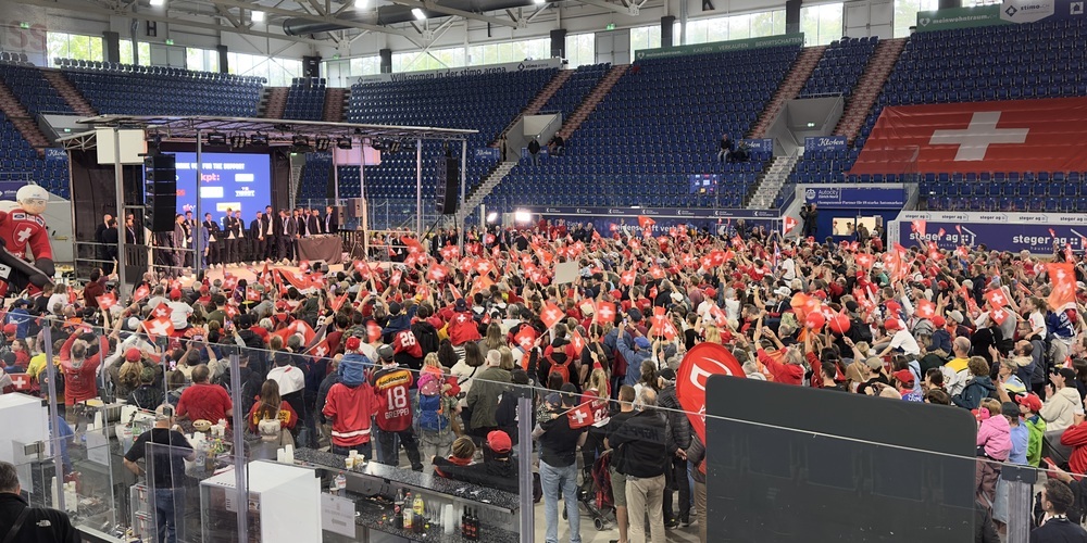 Grosser Bahnhof für die Schweizer Eishockey-Nationalmannschaft in der Swiss Arena
