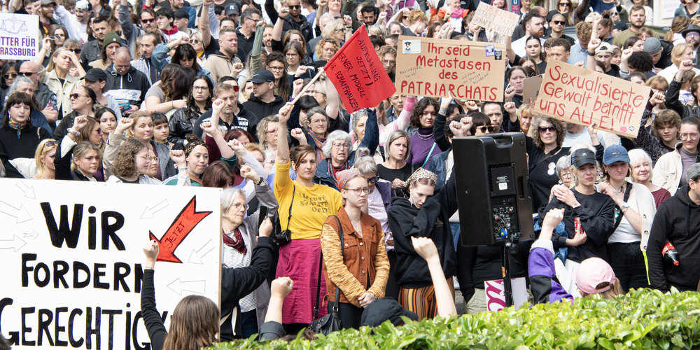 Hunderte Protestierende versammelten sich am vergangenen Samstag an der Beckenstube und forderten energetisch ein Ende der behördlichen Missstände.