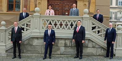 Von hinten links: Regierungsrat Andreas Barraud (SVP), Frau Landesstatthalter Petra Steimen-Rickenbacher (FDP), Regierungsrat André Rüegsegger (SVP), Landammann Kaspar Michel (FDP),  Staatsschreiber Dr. Mathias E. Brun, Regierungsrat Sandro Patierno (CVP), Regierungsrat Michael Stähli (SVP) und Regierungsrat Herbert Huwiler (SVP). (Bild: zvg)
