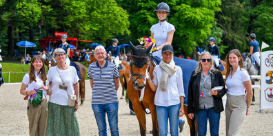 Preis der Gemeinde Meilen: Gemeinderätin Cordula Kaiss und Gemeindepräsident Christoph Hiller bei der Siegerehrung, zusammen mit den OK- und Jury-Präsidentinnen, der Siegerin und den Ehrendamen.