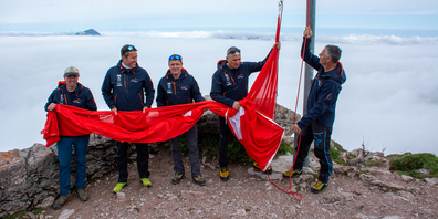 Letzter Akt der Mythenwegöffnung: Markus Kälin (v. l.), Rolf Lehmann, Wegchef Peter Reichmuth, Kari Pfyl und Erich Holdener ziehen die Fahne auf. (Bild Erhard Gick)