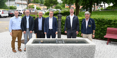 In den Brunnen aus dem Jahr 1891 plätschert wieder frisches Quellwasser: (v. l.) Reto Weber (Geschäftsleiter Alterszentrum zur Rose), Heinz Kistler (Kommissionspräsident Wohnen und Leben im Alter), Hanspeter Rast (Gemeinderat), Guido Schmucki (CEO Mecana AG), Armin Kistler (Gemeindepräsident) und Hanspeter Kuster (Kuster Natursteine AG).
