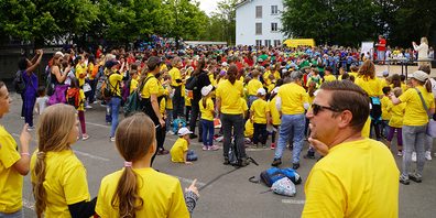 Zu Beginn und am Schluss des Kinderfestes wurde das Lied «Ja ich ghör dezue» aus der Feder von Musiklehrer Andi Kälin (rechts mit Sonnenbrille) gemeinsam gesungen.
