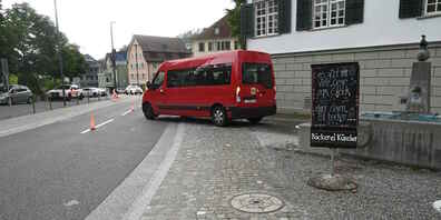 Die 71-jährige Schulbusfahrerin übersah die Fussgängerin beim Rückwärtsfahren.