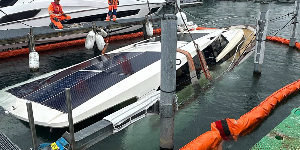 Wegen auslaufenden Öls wurde um das gesunkene Boot eine Ölsperre errichtet. Für die Umwelt habe keine Gefahr bestanden.