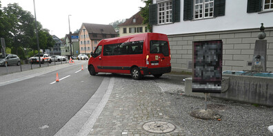 Die 71-jährige Schulbusfahrerin übersah die Fussgängerin beim Rückwärtsfahren.