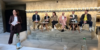 Verwaltungsratspräsidentin Susanne Vincenz-Stauffacher mit Lukas Bieri (Verwaltungsleitung), Anja Horst (Leitung «Jung» und «Mit»), Barbara-David Brüesch (Künstlerische Leitung Schauspiel), Jan Henric Bogen (Direktor und Künstlerische Leitung Musiktheater), Modestas Pitrenas (Chefdirigent und Künstlerische Leitung Konzert) und Frank Fannar Pedersen (Künstlerische Leitung Tanz)