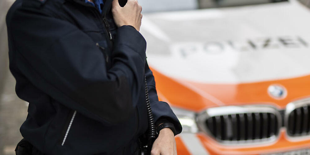 Die Kantonspolizei St. Gallen verhinderte einen Betrugsversuch, bei der eine Rentnerin knapp 40'000 Franken und mehrere Goldvereneli an angebliche Polizisten übergeben sollte. (Symbolbild)